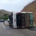 Ônibus com time de futebol tomba, mata três pessoas e deixa sete feridos