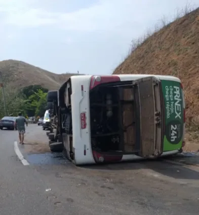 Ônibus com time de futebol tomba, mata três pessoas e deixa sete feridos