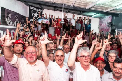 Militância lota plenária com Luciano Cartaxo em bairro de João Pessoa