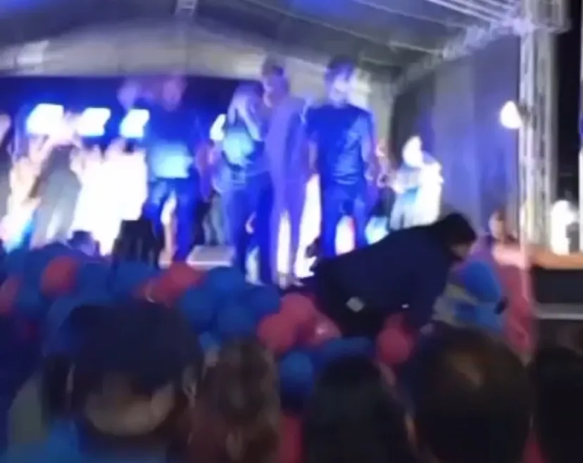 Na Paraíba, candidata se desequilibra e cai do palco durante comício; assista