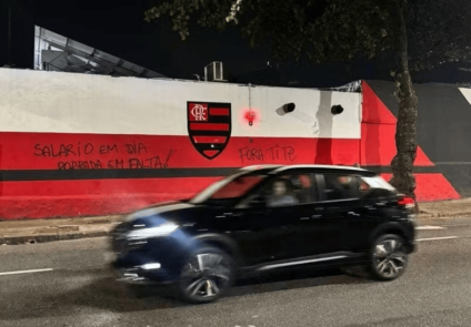 Muro da sede do Flamengo é pichado com ameaça aos jogadores e pedido pela saída de Tite