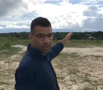 Morador reclama do descaso em campo de futebol em Campina Grande - VEJA O VÍDEO