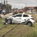 VLT atinge carro que passava na linha férrea na Ilha do Bispo, em João Pessoa; veja vídeo