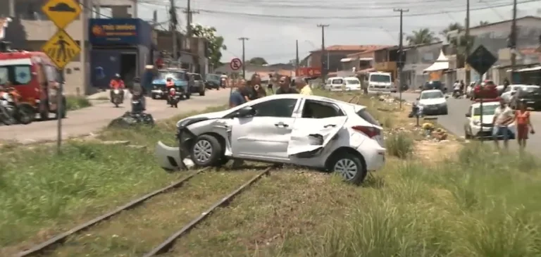 VLT atinge carro que passava na linha férrea na Ilha do Bispo, em João Pessoa; veja vídeo