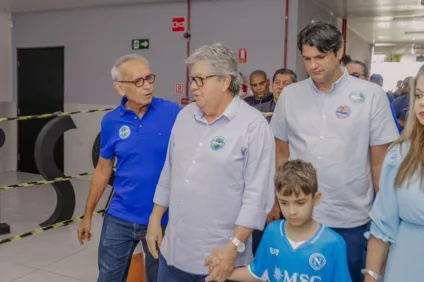 Ao lado de Cícero Lucena, João Azevêdo comparece ao local de votação