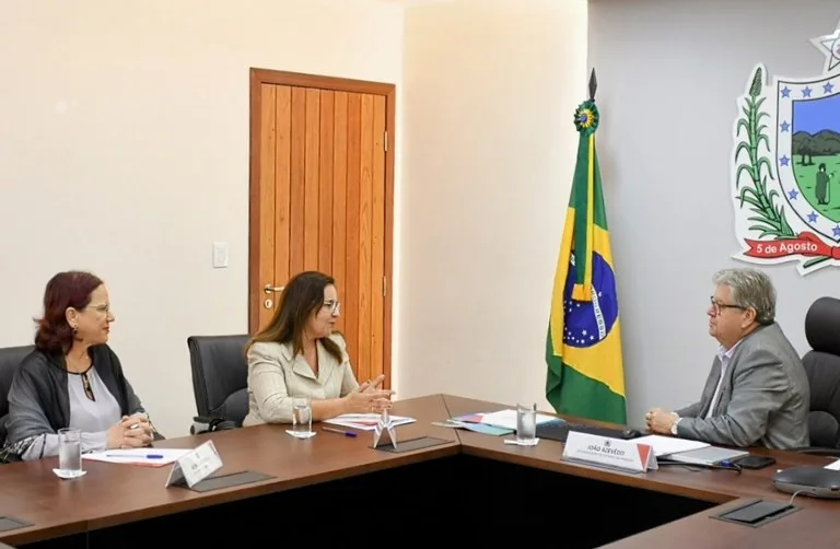 João Azevêdo recebe visita da reitora nomeada da UFPB e discute parcerias entre o Governo do Estado e a instituição