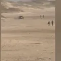 Homem é atropelado enquanto filmava motorista fazendo manobras na faixa de areia; veja vídeo