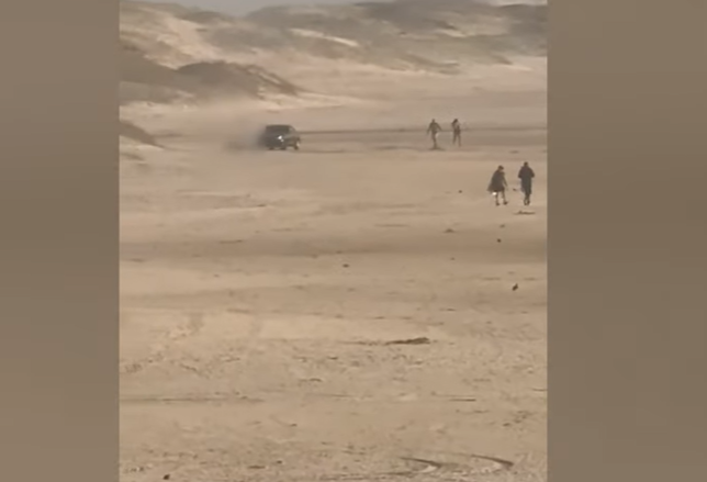 Homem é atropelado enquanto filmava motorista fazendo manobras na faixa de areia; veja vídeo