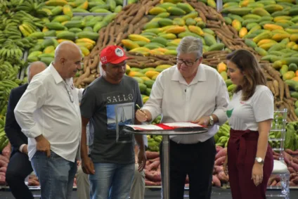 No dia mundial da alimentação, João e Pollyanna celebram lançamento do PAA Estadual com investimento de mais de R$ 5 milhões