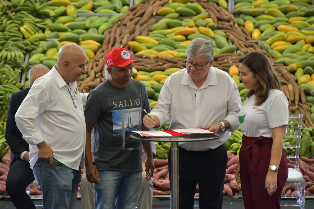 No dia mundial da alimentação, João e Pollyanna celebram lançamento do PAA Estadual com investimento de mais de R$ 5 milhões