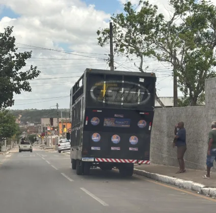 Trio Elétrico de Eduardo Brito é apreendido em Mamanguape após denúncia de propaganda irregular