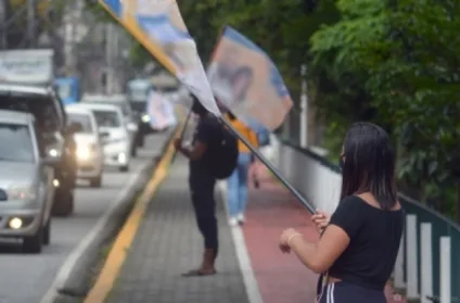 Candidatos tem até às 22h deste sábado para fazer carreatas e distribuir material gráfico