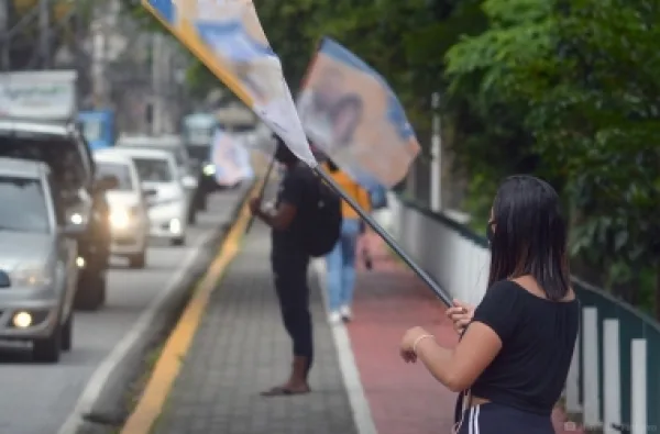 Candidatos tem até às 22h deste sábado para fazer carreatas e distribuir material gráfico