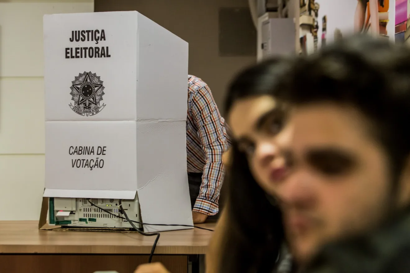 SAO PAULO, BRAZIL - OCTOBER 28: Citizens arrive to cast their votes at a polling station during the second round of the general elections in Sao Paulo, Brazil on October 28, 2018. 

 (Photo by Carla Carniel/Anadolu Agency/Getty Images)