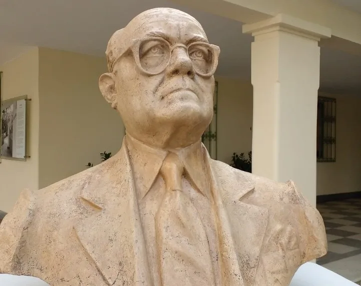 Busto de José Américo de Almeida na FCJA é restaurado