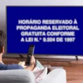 Propaganda eleitoral gratuita em rádio e TV começa no final de agosto. Imagem: Montagem/Freepik
