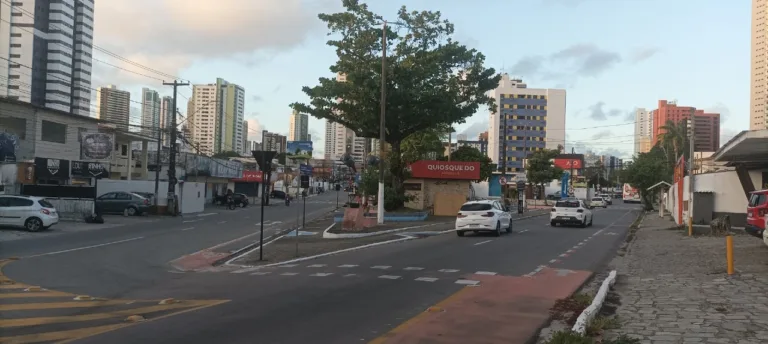 Foto: Praça das Muriçocas e, à esquerda, a Tito Silva.