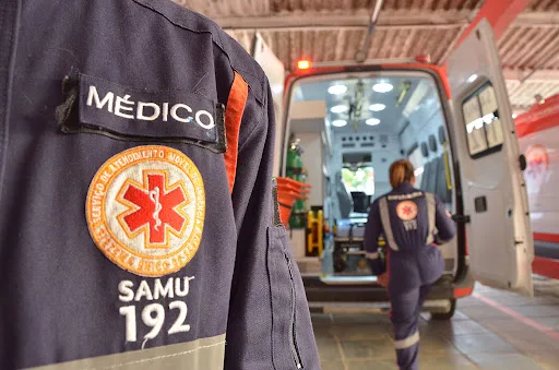 Em surto, homem quebra viatura do Samu durante atendimento, em JP