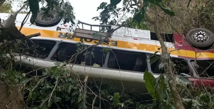 Ônibus de turismo cai de ribanceira e acidente deixa 23 mortos