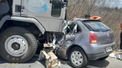 Tragédia: colisão entre caminhão e carro deixa três mortos na Paraíba