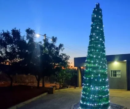 Árvore de Natal feita com garrafas de Heineken vira atração em Princesa Isabel - VEJA O VÍDEO