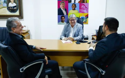 João Azevêdo recebe deputado Bosco Carneiro e prefeito de Alagoa Grande para confirmar apoio a projeto político e administrativo