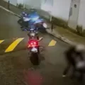 Sem resistir, homem entrega moto para assaltante e é morto por disparo; veja vídeo