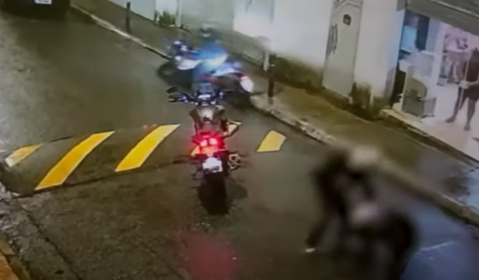 Sem resistir, homem entrega moto para assaltante e é morto por disparo; veja vídeo