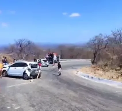 Grave acidente envolvendo caminhão é registrado na Serra do Teixeira - VEJA VÍDEO