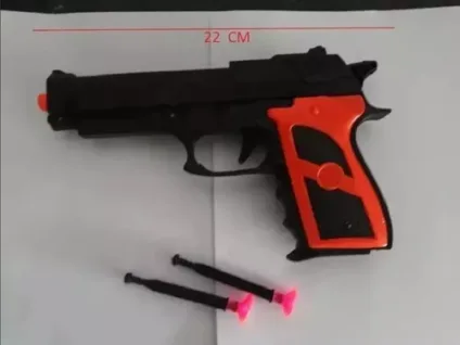 Criança é levada para delegacia em camburão após levar pistola de brinquedo para escola; veja vídeo