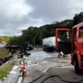 Acidente com caminhão-tanque causa interdição total na BR-101