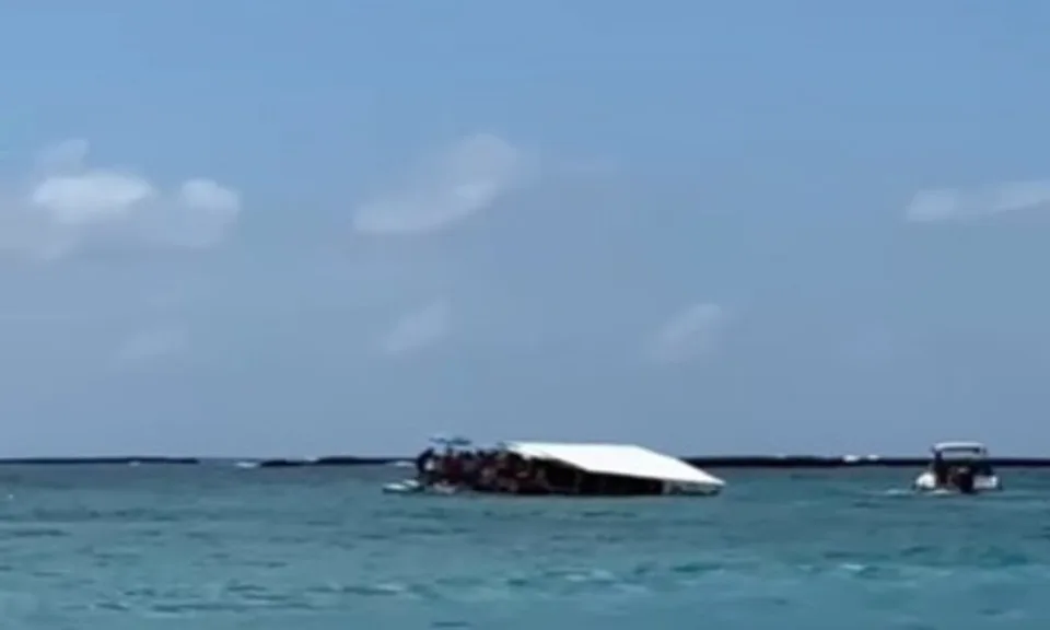 Catamarã que levava 47 pessoas afunda e deixa ao menos um morto; assista ao momento do acidente e resgate