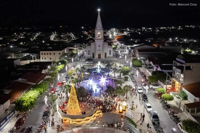 Prefeito Bal Lins acende a ornamentação “Natal do Sertão” com show de luzes e tradição em São José de Piranhas