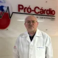 Cardiologista que fundou a UTI do HRC diz que vacinas da Covid não causam infartos; assista