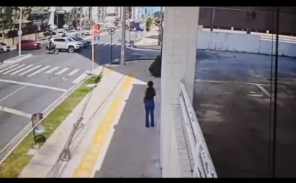 Câmera flagra motociclista que morreu na Epitácio Pessoa ultrapassando sinal vermelho; veja vídeo