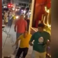 Prefeito cai em buraco na rua durante caravana de Natal; veja vídeo