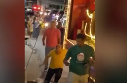 Prefeito cai em buraco na rua durante caravana de Natal; veja vídeo