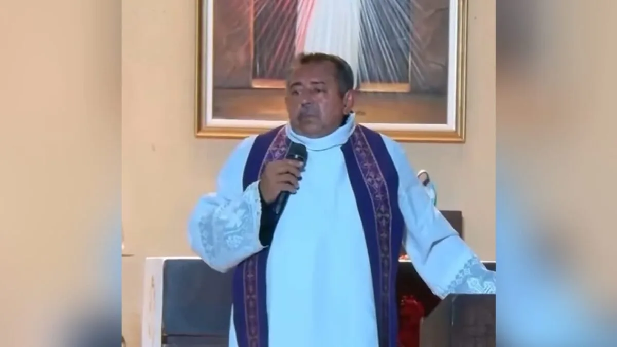 Padre paraibano viraliza ao criticar o Papai Noel durante missa: “Não estou mais suportando aquele velho” - VEJA O VÍDEO