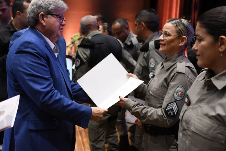 João Azevêdo oficializa promoção de 496 policiais e bombeiros militares e autoriza novas ascensões