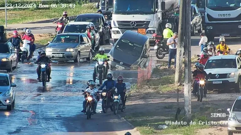 Carro é engolido por cratera às margens da BR-230 no bairro de Água Fria