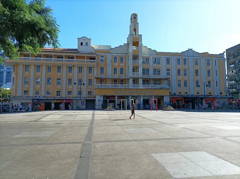 Na foto, o prédio do antigo Paraíba Hotel, no lugar da mansão do barão.