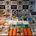 Forças de segurança apreendem mais de 100 tabletes de drogas e prende dois traficantes em flagrante