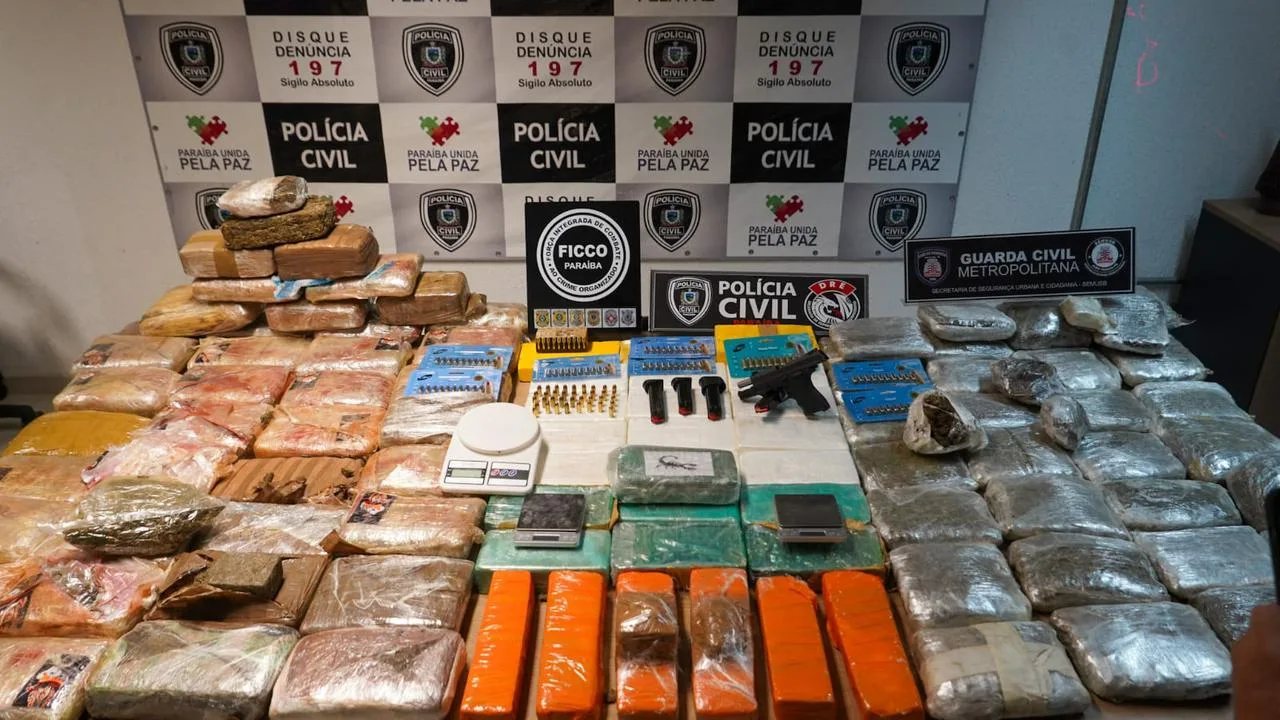 Forças de segurança apreendem mais de 100 tabletes de drogas e prende dois traficantes em flagrante