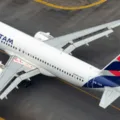 Avião da Latam declara emergência após decolar de Brasília e faz pouso forçado