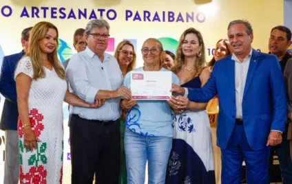 João Azevêdo participa de assinaturas de concessão de microcrédito a artesãos no Salão do Artesanato Paraibano