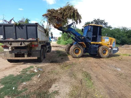 Prefeitura de Patos intensifica limpeza em praças, cemitérios, terrenos baldios e canais