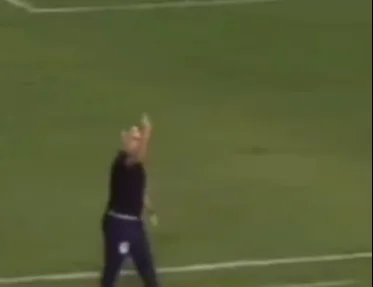 INUSITADO: Técnico do Serra Branca faz gestos obscenos contra a própria torcida após gol - VEJA O VÍDEO