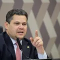 Alcolumbre é favorito no Senado, onde enfrenta quatro concorrentes - Por Nonato Guedes