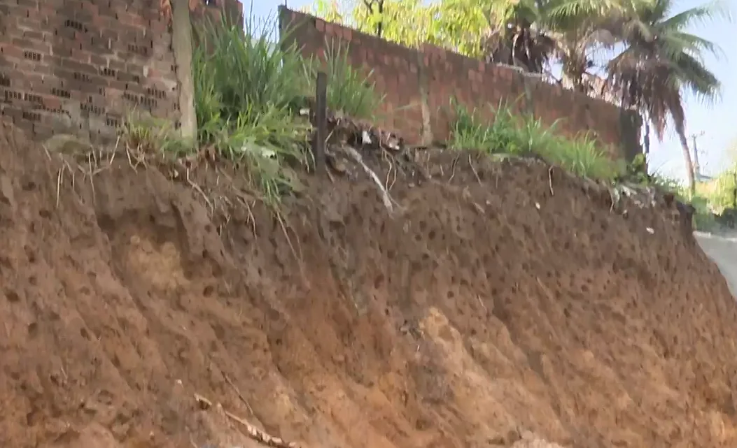 Parte da Barreira do Castelo Branco desliza e bloqueia BR-230