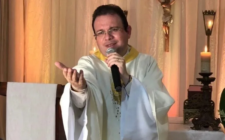 Hugo Motta convida padre transferido pela Diocese de Patos para celebrar missa na Câmara